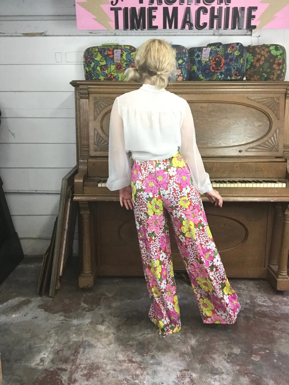 Vintage 60s 70s | Flower Power High Waisted Boho Hippie Bell Bottoms | M L